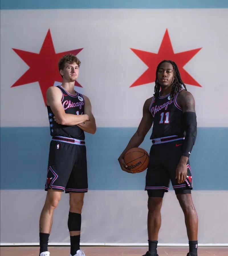 转折点芝加哥公牛远射贴柱；CBA季后赛关键时刻攻防权衡；气氛紧张；身体对抗强度拉满 