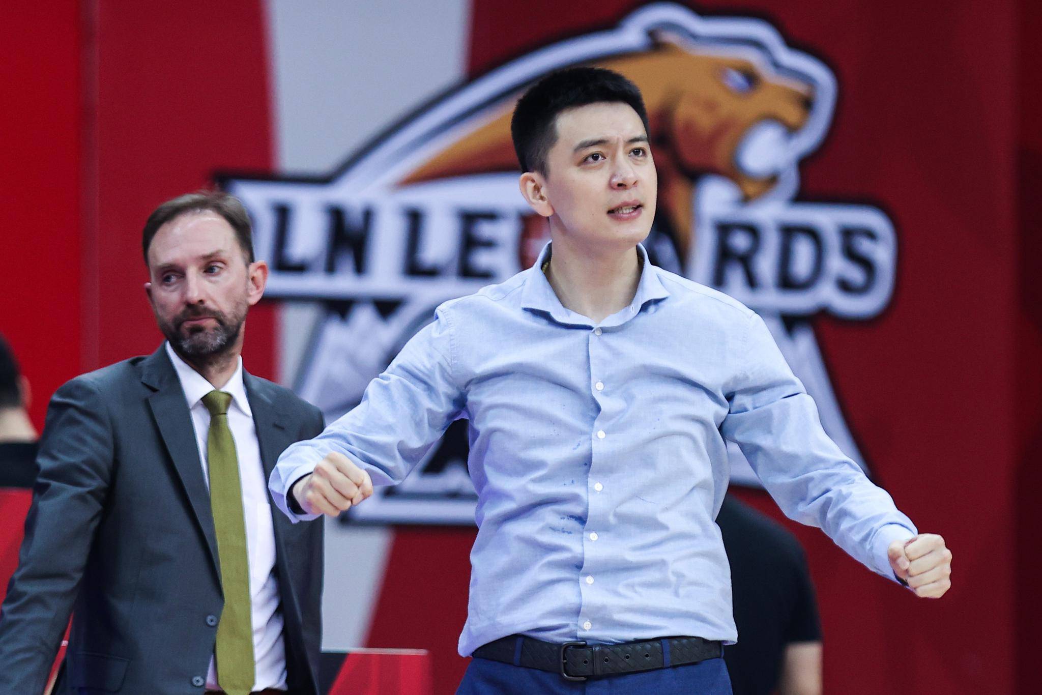 深圳男篮训练开放日;清晨内部沟通引欢呼;德国杯在即;临场指挥获称赞(足球狂草的训练日常) 深圳男篮训练开放日;清晨内部沟通引欢呼;德国杯在即;临场指挥获称赞(足球狂草的训练日常)