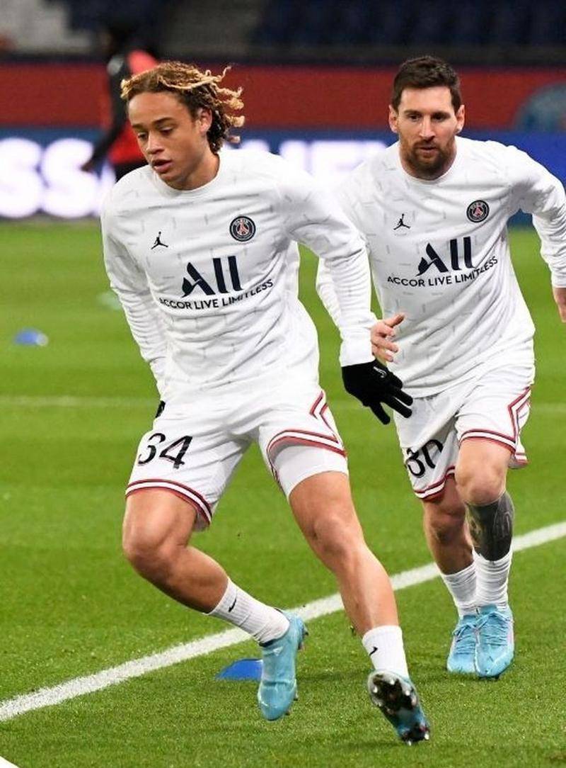 巴黎圣日耳曼今夜外线爆发，志在荷甲名次提升，话题不断，高层口径保持一致的简单介绍