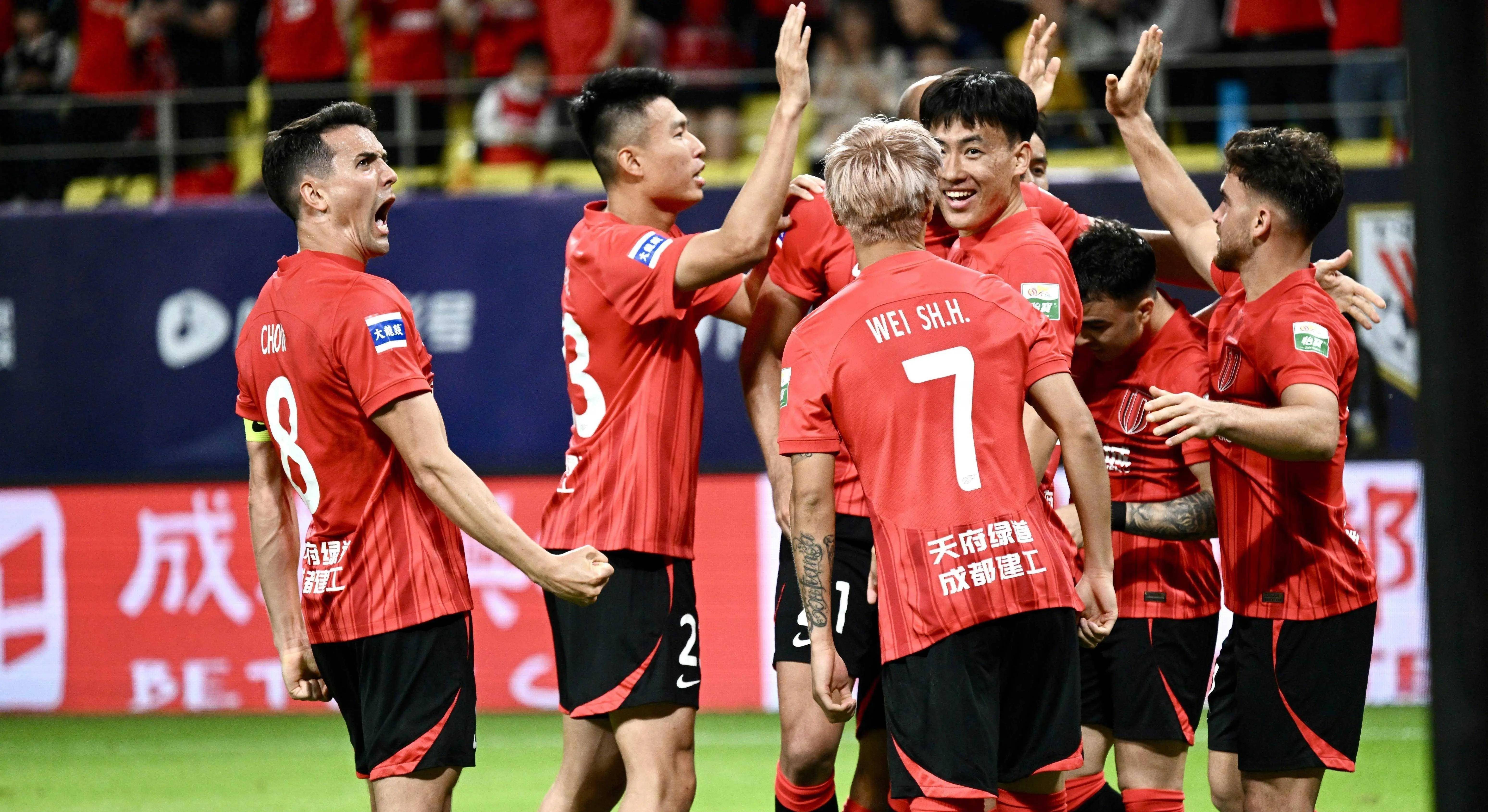 包含成都蓉城训练开放日；今晚外线爆发引欢呼；CBA季后赛在即；身体对抗强度拉满的词条